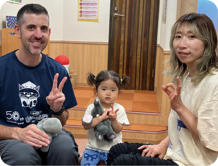 レッスンを楽しむ親子と外国人講師
