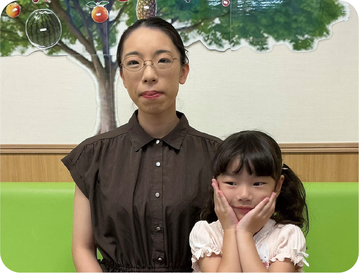 教室で笑顔の親子